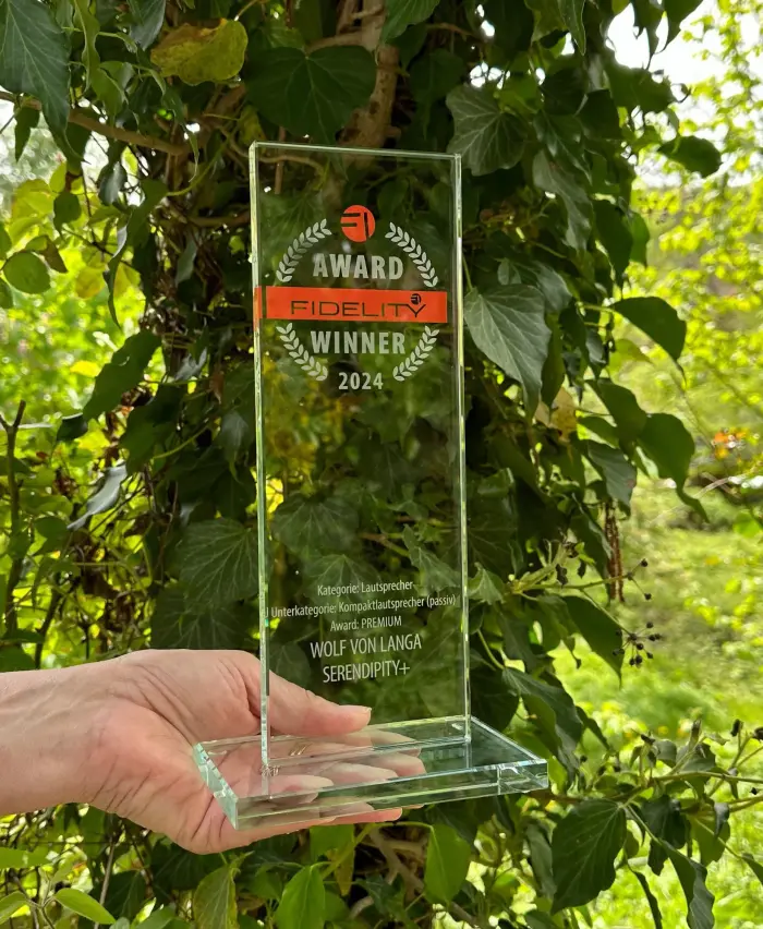 Gläserne Trophäe Fidelity Award Winner 2024 für die WOLF VON LANGA SERENDIPITY+