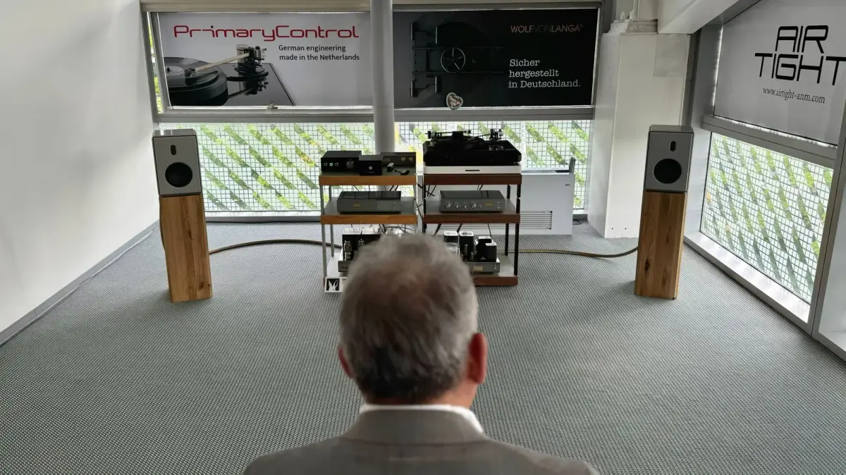 Hörplatz vor zwei Wolf-von-Langa-Lautsprechern und einem HiFi-Rack