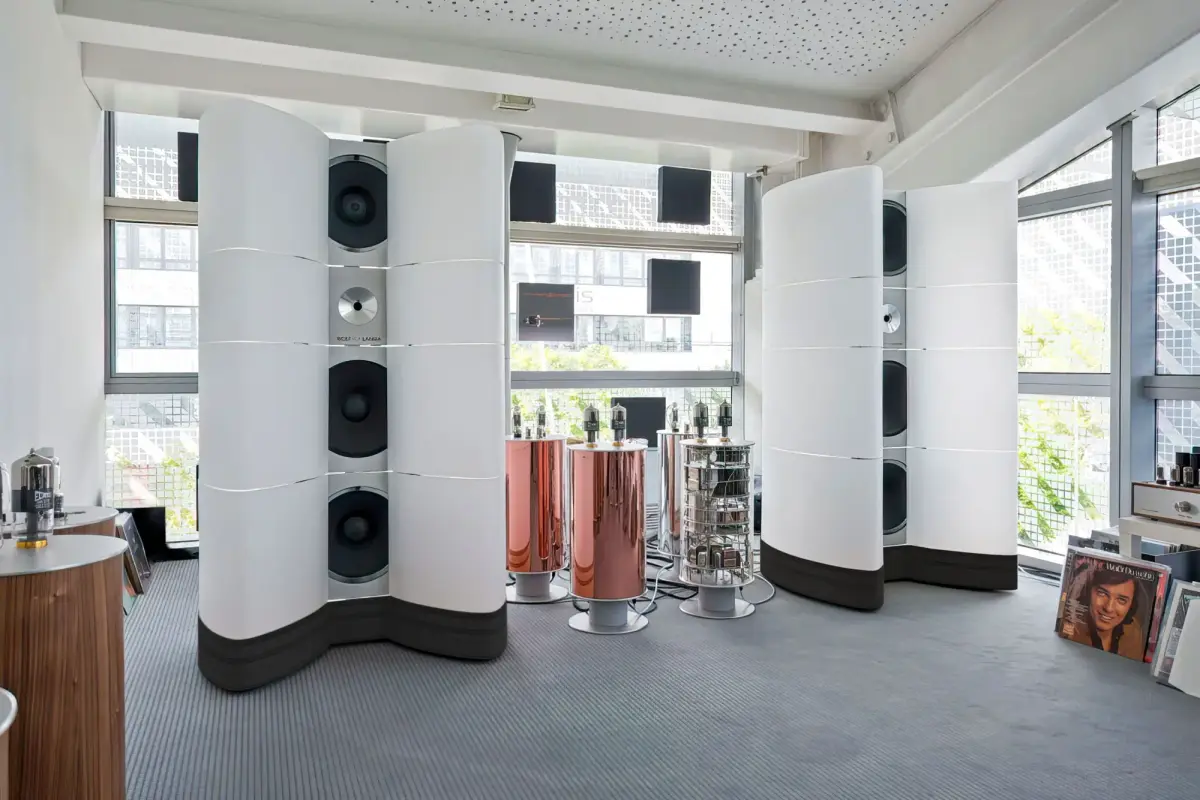 Weiße AUDIO-FRAME-Lautsprecher in einem hellen Messeraum