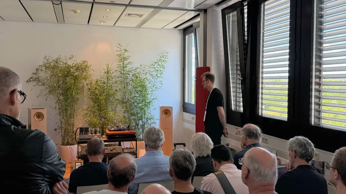 Wolf von Langa führt die ORGANIC vor Publikum vor, zwei helle Säulenlautsprecher zwischen Bambus